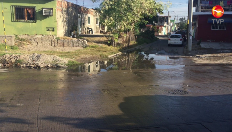 ¡Otra fuga de agua limpia! Ahora en la Avenida Rigodanza, en la Colonia Lico Velarde