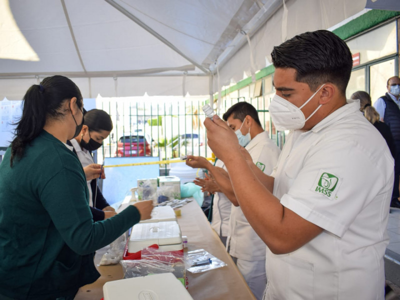 IMSS Sinaloa inicia con vacunación de refuerzo a su personal