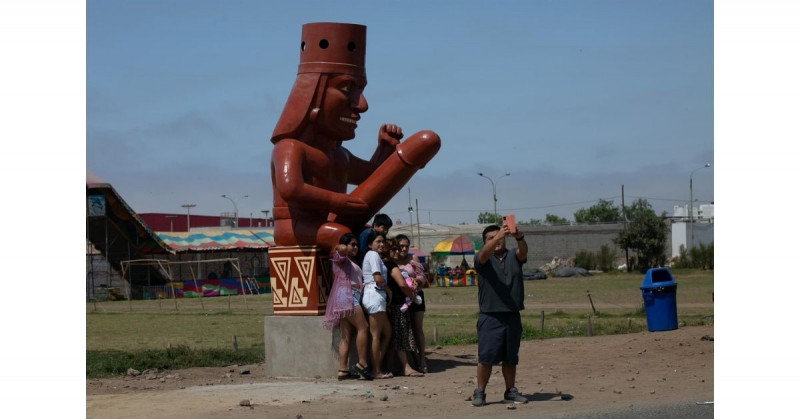 Una estatua con pene gigante es la nueva atracción de este pueblo