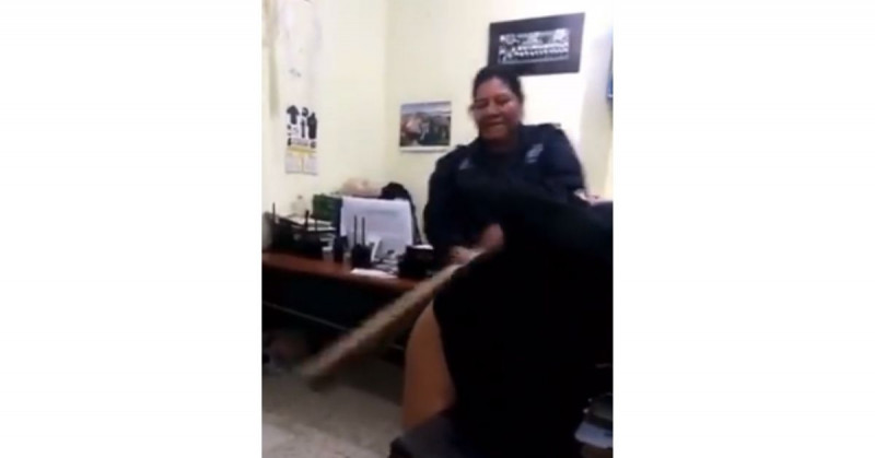 Despiden a mujer policía que "tableó" a detenido esposado
