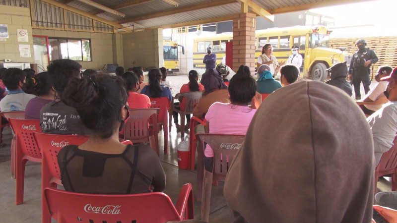 Brindan charla de adicciones en campo agrícolas