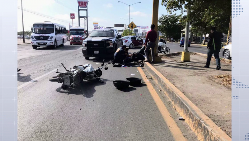 Accidente frente a Plaza el Mar, motocicleta se impacta contra camioneta