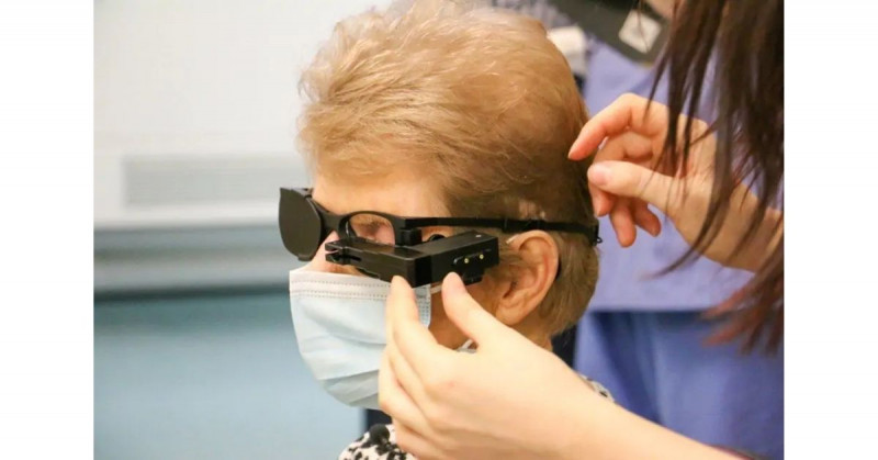 Una anciana recibe el primer implante en R.Unido de chip biónico en el ojo