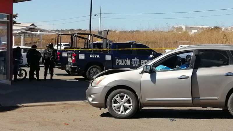 Asesinan a una persona en Culiacán de carro a carro