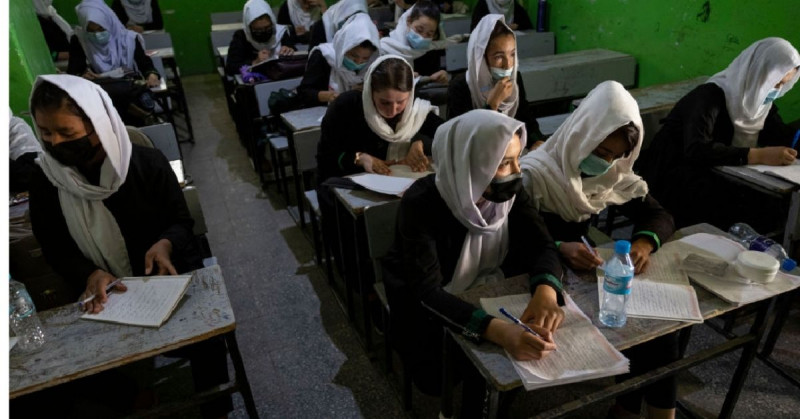 Los talibanes reabren las universidades y permiten el acceso a las mujeres