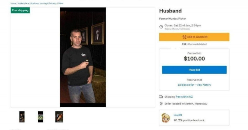 Sale de pesca sin permiso y su esposa lo "vende" por internet (viral)