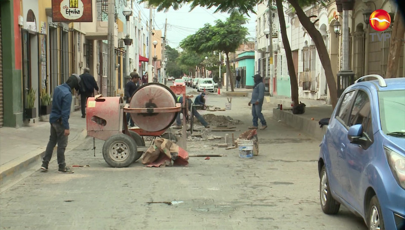 ¡Al fin! tapan baches de la calle Benito Juárez, en la Colonia Centro de Mazatlán