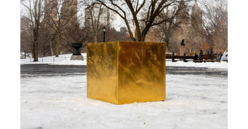 Aparece a las 5 am en NY una escultura de oro sólido de 11.6 mdd