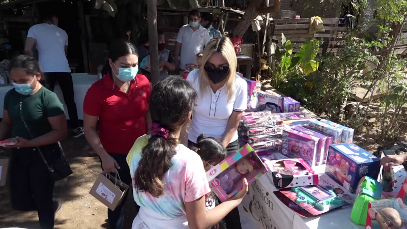 Fundación "Lety Coppel" entrega juguetes en invasión San Antonio