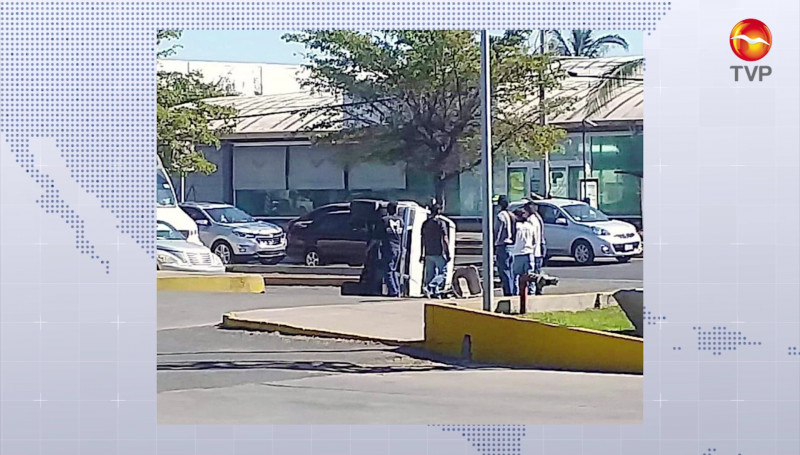 Camioneta se vuelca frente a conocido centro comercial en Mazatlán