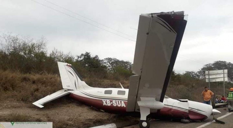 Se estrella avioneta en autopista Mazatlán-Culiacán