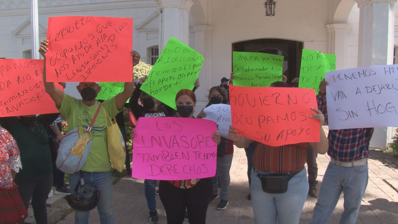 Se manifiestan invasores de la Renato Vega Amador