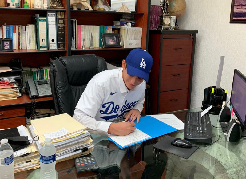 Sinaloense firma con Dodgers