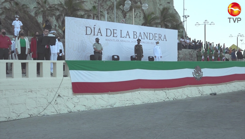 Autoridades civiles, militares y educativas conmemoran Día de la Bandera de México