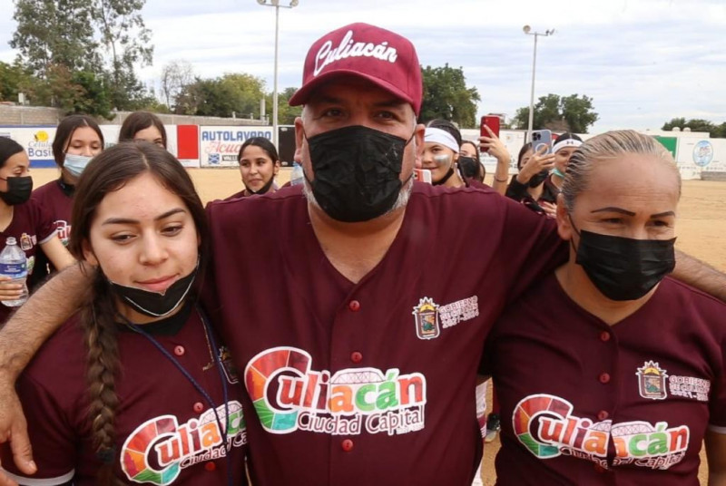 Sinaloense recibe invitación para dirigir softbol femenil