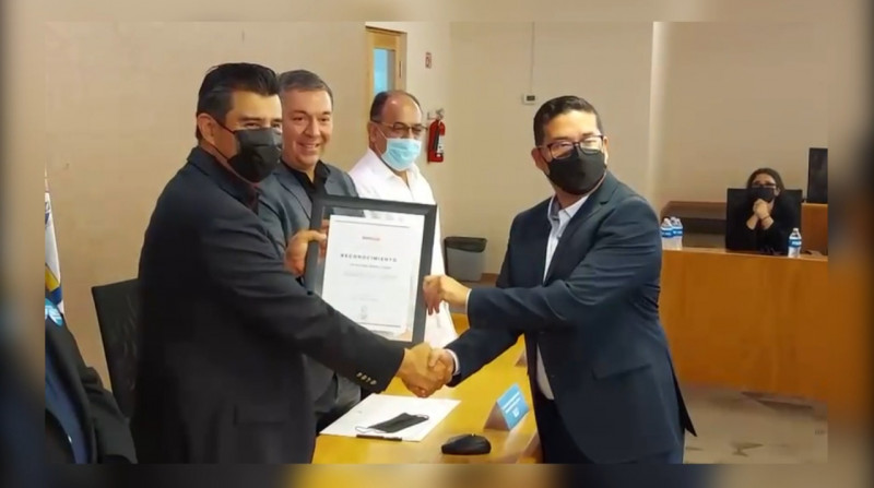 Docentes del Itson reciben reconocimiento “Profesionista del Año”