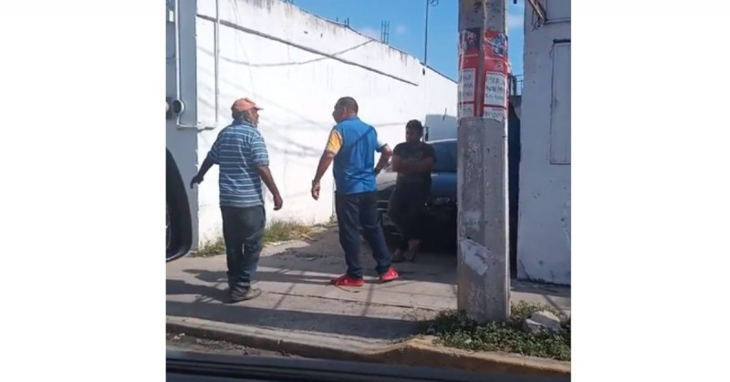 Exhiben al padre de Octavio Ocaña intimidar a hombre con una pistola (video)