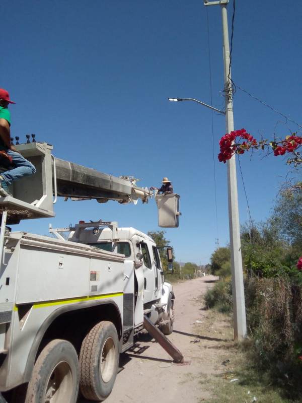 Rehabilitan alumbrado público en ejidos de Guaymas