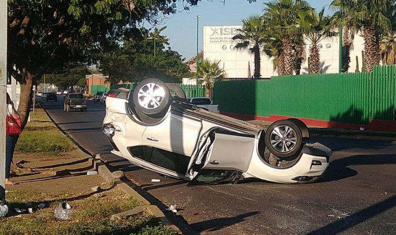 Se vuelca vehículo en accidente automovilístico en la ciudad de Culiacán