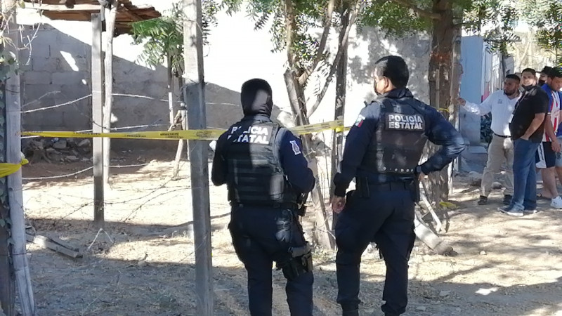 Encuentran a hombre sin vida en un terreno deshabitado
