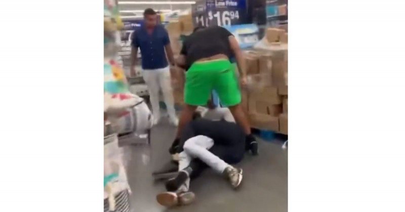 Someten a hombre que intentó violar a mujer en un Walmart (video)