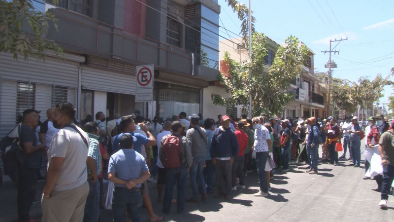 Se manifiestan en SEMARNAT, artesanos y vendedores de playa de Mazatlán