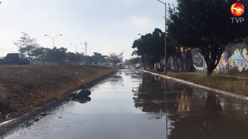 Fuga de agua potable forma río en Villas del Rey