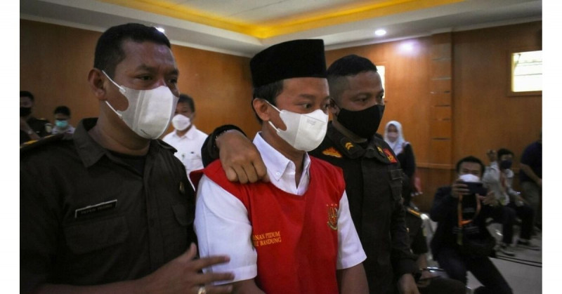 Condenan a muerte a un profesor indonesio por violar a 13 menores