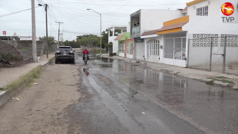 Fuga agua potable en Villas del Estero