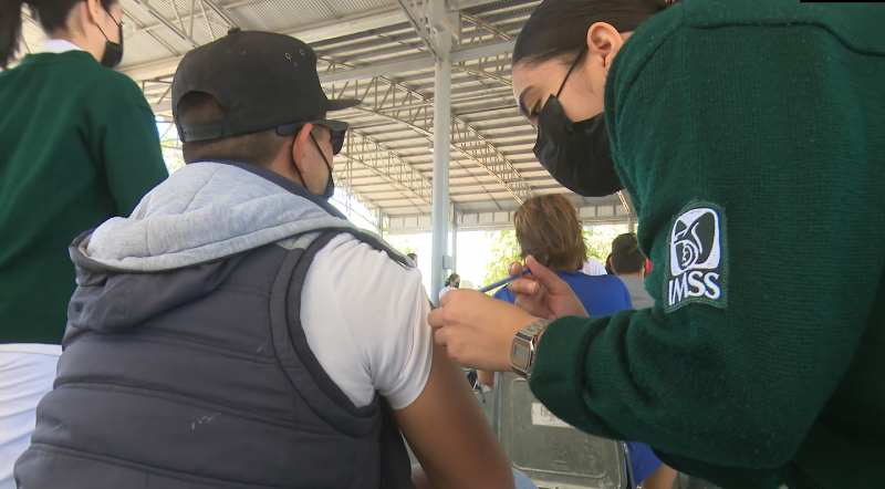 Aplican vacuna contra covid- 19 en el IMSS y en el Hospital general de Los Mochis