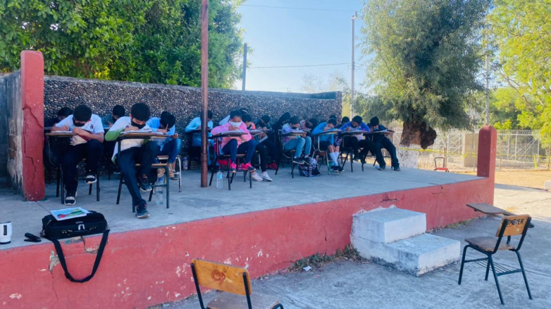 Toman la escuela Ignacio Zaragoza en Agua caliente de baca en Choix