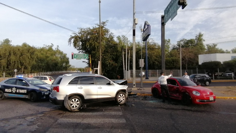 Accidente de tránsito deja una persona lesionada y daños valuados en varios miles de pesos