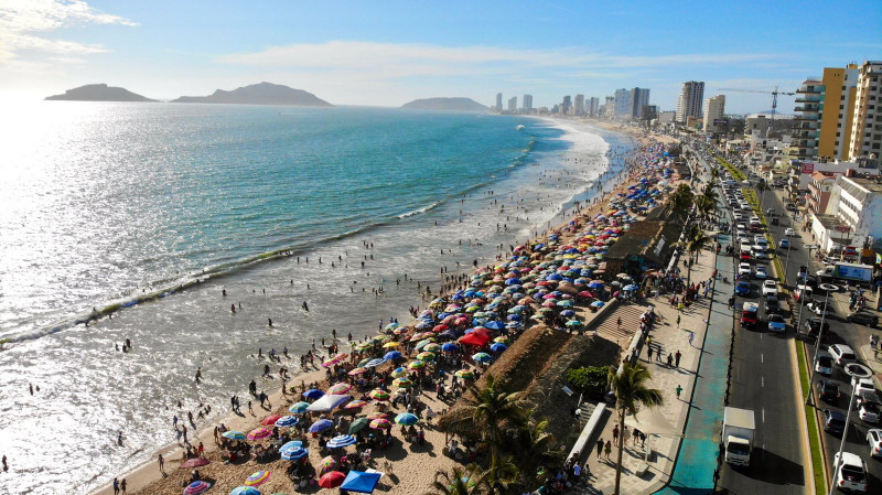 Más de 83 mil personas en playas de Mazatlán este viernes santo.