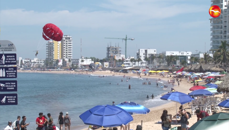 Así disfrutan miles de personas de la playa en Mazatlán