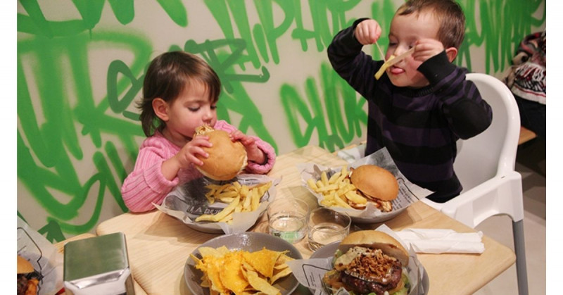 Expertos en Países Bajos buscan prohibir venta de hamburguesas a niños