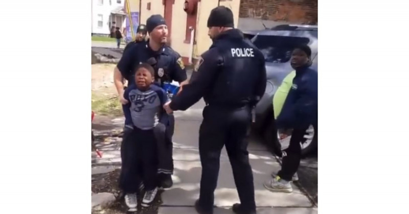 Indigna arresto de niño negro por haber robado unas papas (video)