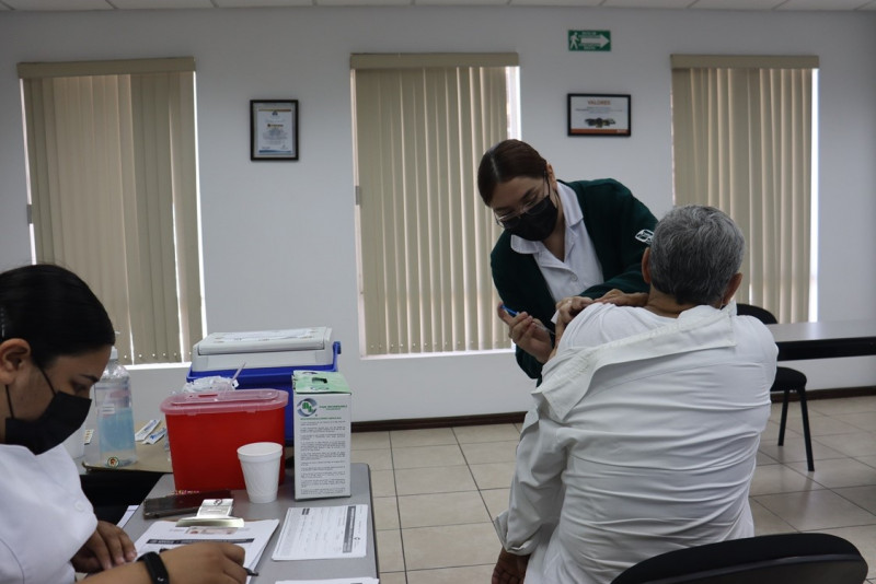 Lleva IMSS Sonora campaña de vacunación contra COVID-19 al sector empresarial.
