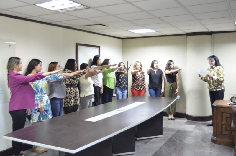Toma Fátima Rodríguez protesta a integrantes del Comité para prevenir y atender el hostigamiento y acoso sexual en Sagarhpa.