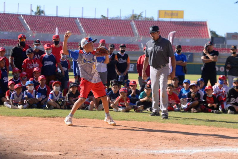 EL ISDE LLEVA CLÍNICAS DE BÉISBOL A MAZATLÁN