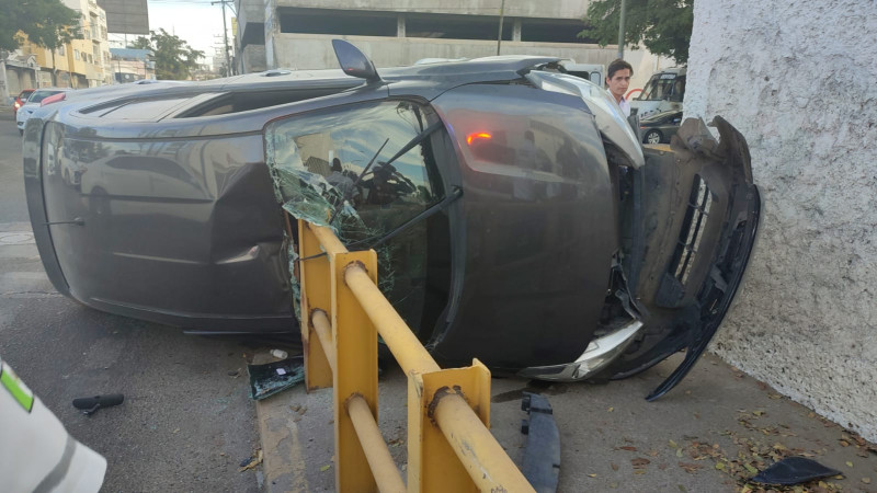 No respeto el alto y se impacta con otro vehículo
