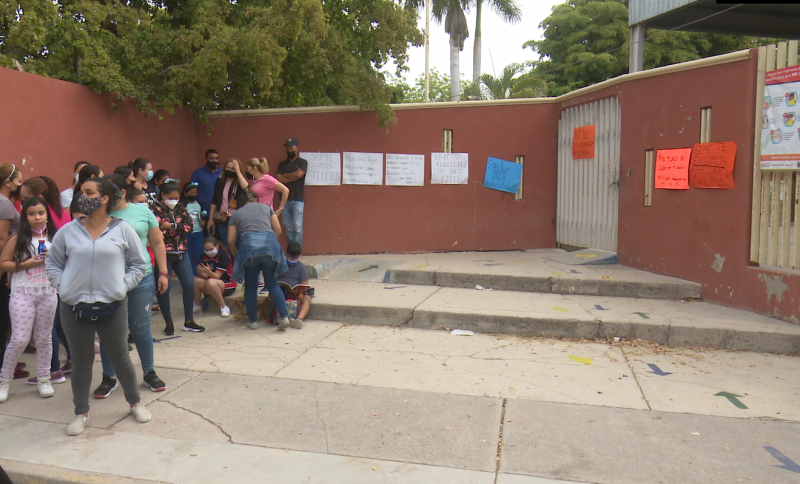 Mantienen padres de familia tomadas las instalaciones de la escuela primaria Gregorio Torres Quintero en las Arboledas