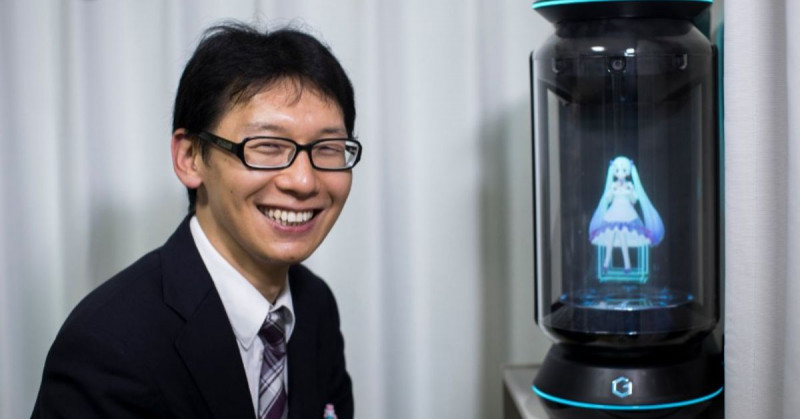 Akihiko Kondo se casó con un holograma: esto es la fictosexualidad