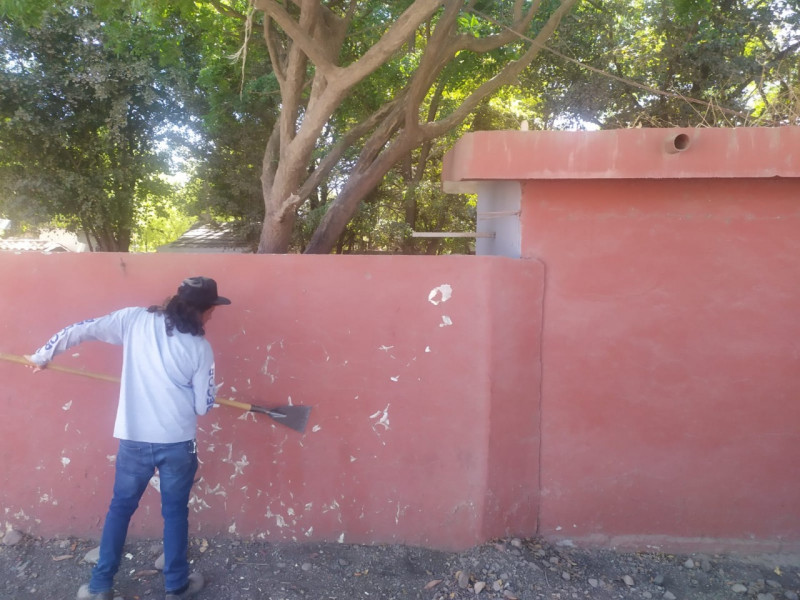 Dan mantenimiento a panteones en Culiacán