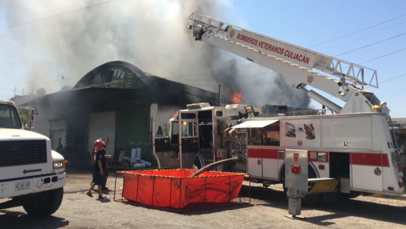 Se incendia bodega en Mercado de Abastos de Culiacán