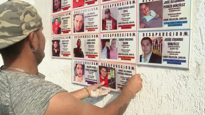 Pegan azulejos con rostros de desaparecidos en oficinas de fiscalía