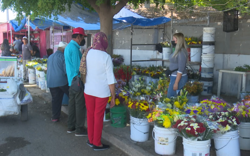 Comerciantes de flores reportan bajas ventas durante el 10 de mayo