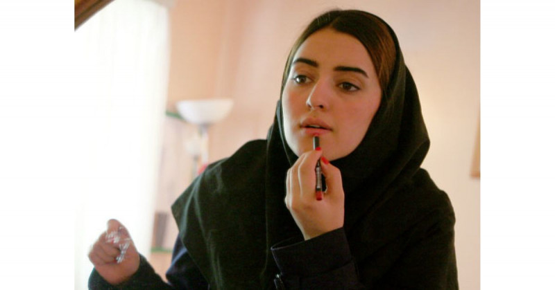 Irán prohíbe a mujeres ponerse pestañas, uñas y depilarse