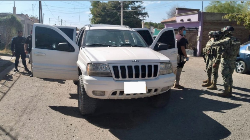 Policía municipal de Cajeme y SEMAR detienen a tres sujetos que portaban armas de asalto.
