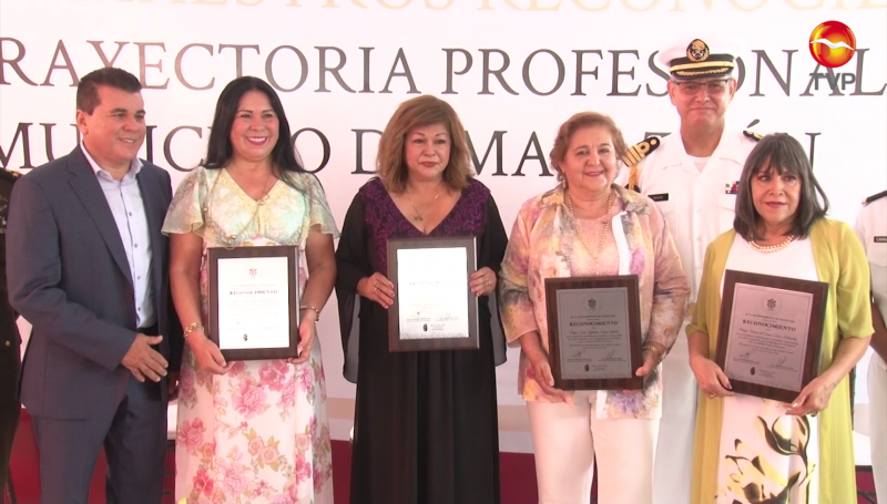 Maestras de Mazatlán reciben reconocimiento por su trayectoria