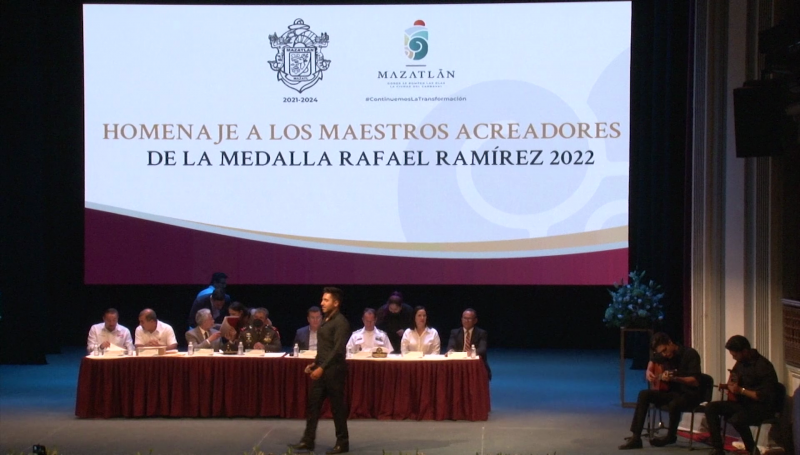 Otorgan la medalla "Rafael Ramírez" a maestros de Mazatlán